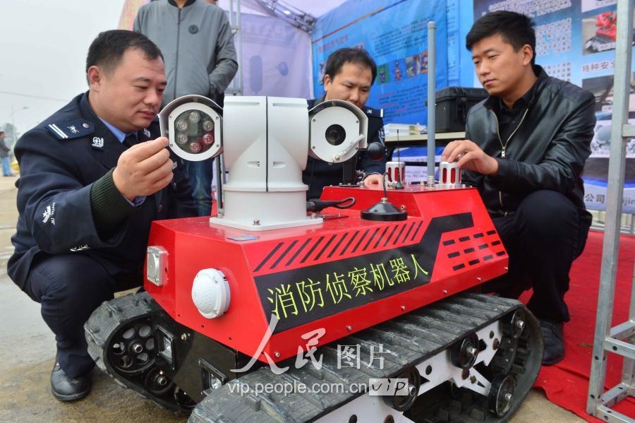 北京凌天攜消防滅火機器人、偵查機器人助力人全國?；窇本仍?/></a></dt>
                    <dd class=